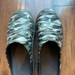 OOFOS Camouflage Comfort Clogs